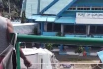 Situasi di Pelabuhan Sorong, Papua Barat Daya sesaat setelah bentrok. (Foto: Screeshot video)