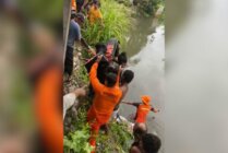 Proses evakuasi jenazah Michael Degey (7) korban hanyut di kali Jalan Pendidikan, Kabupaten Mimika, Papua Tengah, Senin (22/4/2024). (Foto: Ist)