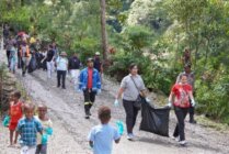 Komunitas karyawan bersama warga melakukan bersih lingkungan di kampung Waa Banti dalam momentum HUT ke-57 PTFI. (Foto: Corporate Communication PTFI)