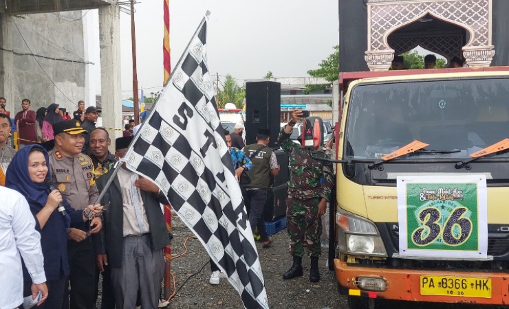Pj Sekda Mimika Ida Wahyuni saat mengibarkan bendera start sebagai tanda dilepasnya rombongan Pawai Mobil hias dari Masjid Baitturahim, Sp2, Selasa (9/4/2024). (Foto: Fachruddin Aji/Seputarpapua)