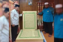 Mimika Punya Al Quran Raksasa Berukuran Dua Meter