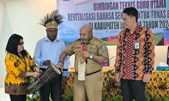 Asisten III Bidang Administrasi Umum Setda Kabupaten Jayapura John Wicklif Tegai membuka Bimtek Revitalisasi Bahasa daerah Sentani. (Foto: Firga/Seputarpapua)
