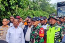 Pj Gubernur Papua Selatan, Apolo Safanpo bersama rombongan meninjau lokasi banjir di Distrik Elikobel, Kabupaten Merauke. (Foto: Dik Humas Pemprov Papua Selatan)