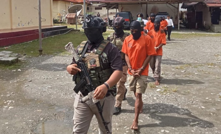 Lima orang pelaku ditangkap dalam kasus pembunuhan anggota polisi Bripda Oktovianus Buara di Kabupaten Yahukimo, Provinsi Papua Pegunungan. (Foto: Dok Humas Polres Yahukimo)