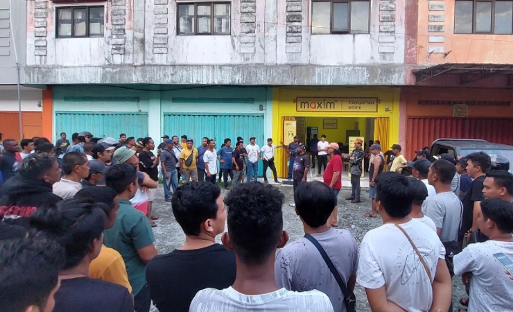 Suasana saat Perkumpulan Taksi Rental Mimika menggeruduk kantor penyedia jasa taksi online di Jalan Hasanuddin, Mimika, Papua Tengah, Senin (6/5/2024). (Foto: Fachruddin Aji/Seputarpapua)