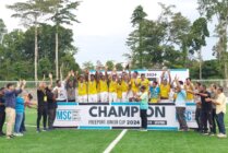 Vice President Community Relations PT Freeport Indonesia Engel Enoch saat menyerahkan trofi juara FJC 2024 kepada Tim PFA A di Mimika Sport Complex (MSC), Jumat (10/5/2024). (Foto: Fachruddin Aji/Seputarpapua)