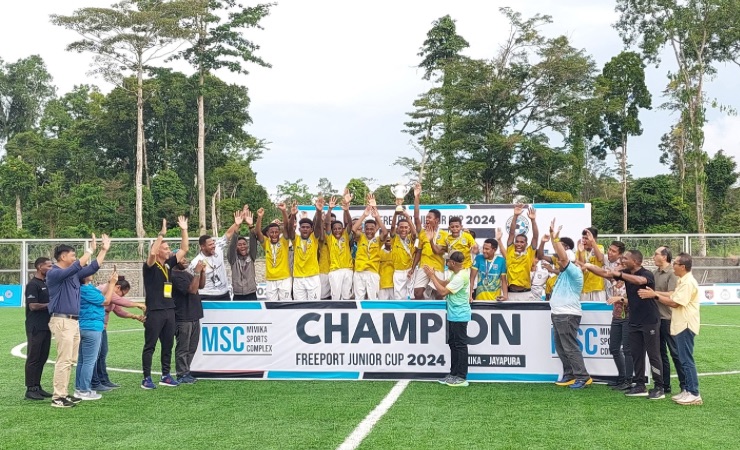 Vice President Community Relations PT Freeport Indonesia Engel Enoch saat menyerahkan trofi juara FJC 2024 kepada Tim PFA A di Mimika Sport Complex (MSC), Jumat (10/5/2024). (Foto: Fachruddin Aji/Seputarpapua)