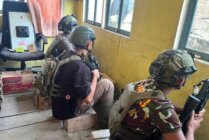 Aparat keamanan TNI-Polri saat siaga menghadapi Kelompok Kriminal Bersenjata dengan tembakan. (Foto: Dok ODC)