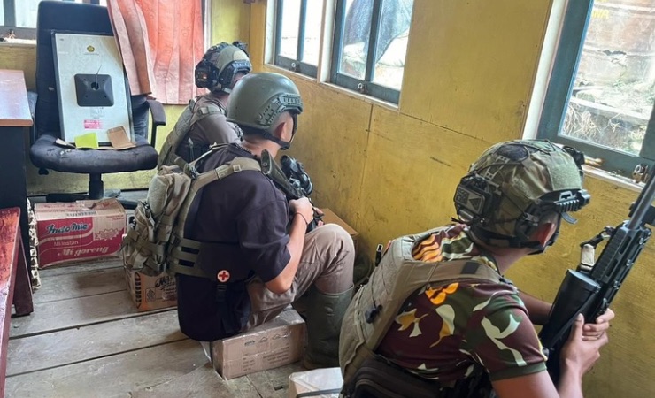 Aparat keamanan TNI-Polri saat siaga menghadapi Kelompok Kriminal Bersenjata dengan tembakan. (Foto: Dok ODC)