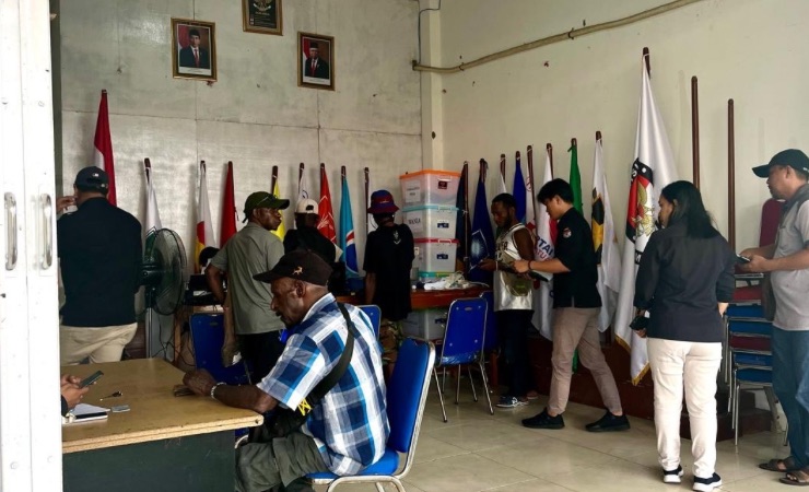 LO dari calon bupati independen mendatangi Kantor KPU Mimika. (Foto: Anya Fatma/Seputarpapua)