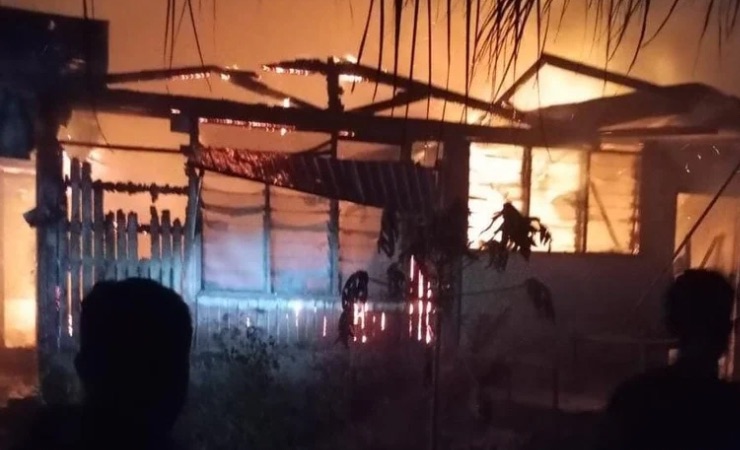Tampak rumah warga yang terbuat berbahan dasar kayu ludes terbakar di Abepura, Kota Jayapura, Papua, Rabu (29/5/2024) malam. (Foto: Ist)