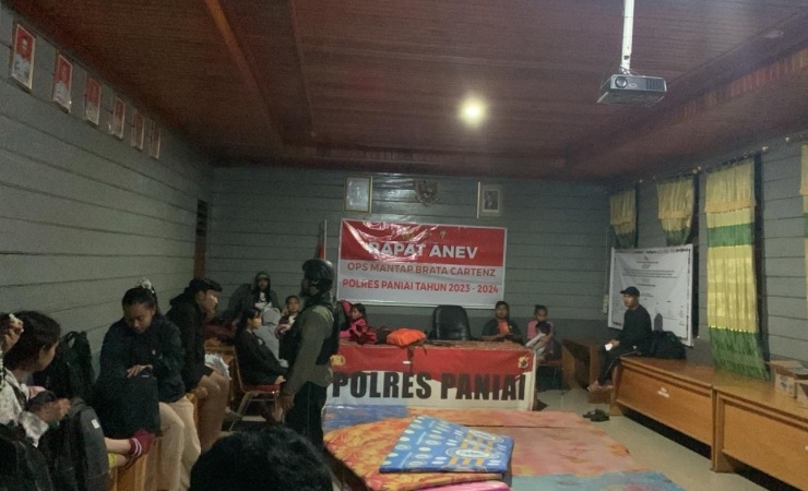Sejumlah guru dan keluarga yang berhasil dievakuasi aparat TNI-Polri ke Mapolres Paniai. (Foto: Dok Humas Polda Papua)