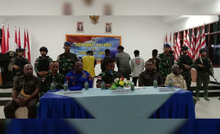 Komandan Lanal (Danlanal) Timika, Letnan Kolonel (Letkol) Laut (P), Benedictus Hery Murwanto didampingi Kasat Polairud, AKP Yakobus Sera Ayatanoi, Security & Risk Managemen (SRM), A. Ohee serta Kepala Kampung Pulau Karaka, Fakundus Natipia. (Foto: Arifin Lolialang/Seputarpapua)