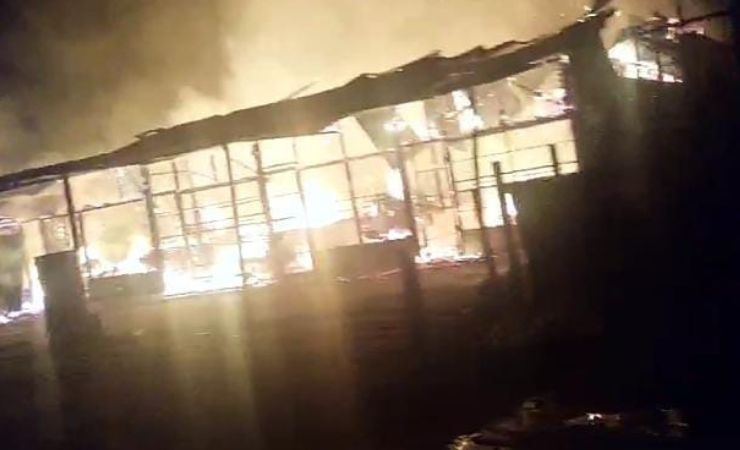 Bangunan yang dibakar OPM di Paniai, Selasa (21/5/2024). (Foto: Capture Video/Ist)