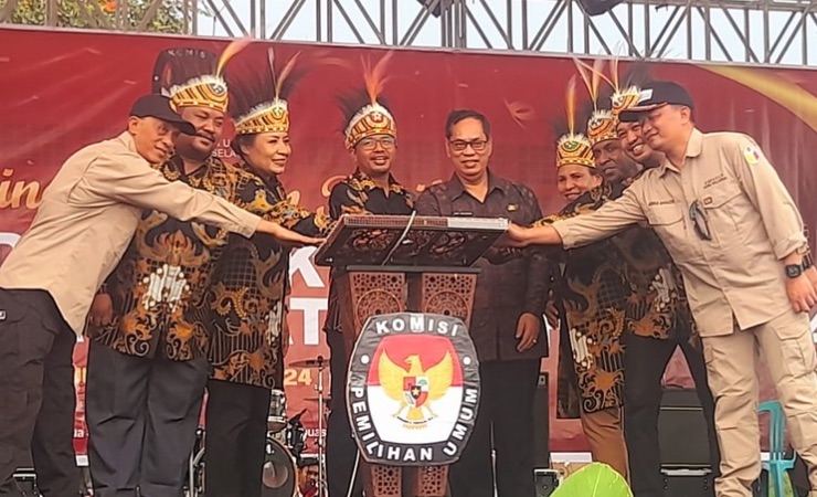 Penekanan tombol Launcing Tahapan Pilgub Papua Selatan 2024. (Foto: Hendrik/Seputarpapua)