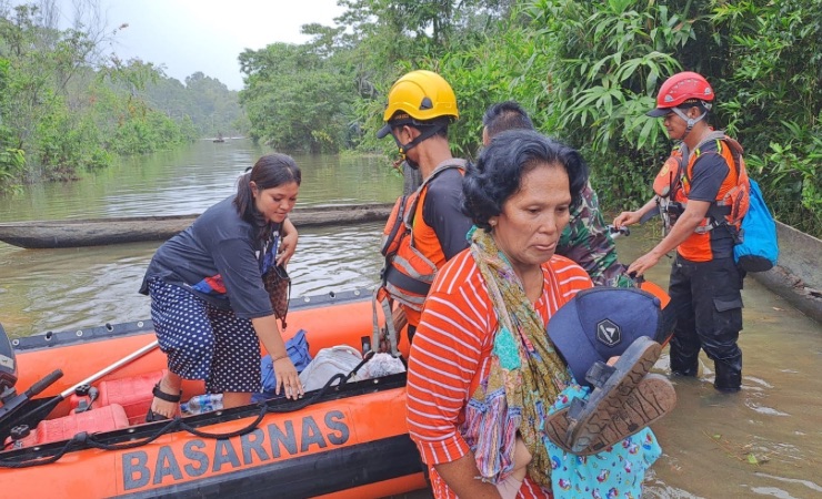 Proses evakuasi korban banjir di Elikobel, Merauke oleh Tim SAR Gabungan. (Foto: Dok Humas SAR Merauke)