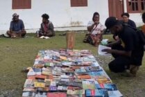 Buku-buku yang dijajakan di Lapak Baca di Halaman Kampus Universitas Timika. (Foto: Dok BEM UTI)