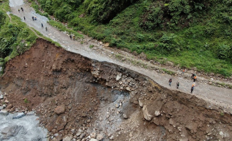 Longsor menyebabkan akses jalan di Kampung Banti terputus. (Foto: Corcomm PTFI)
