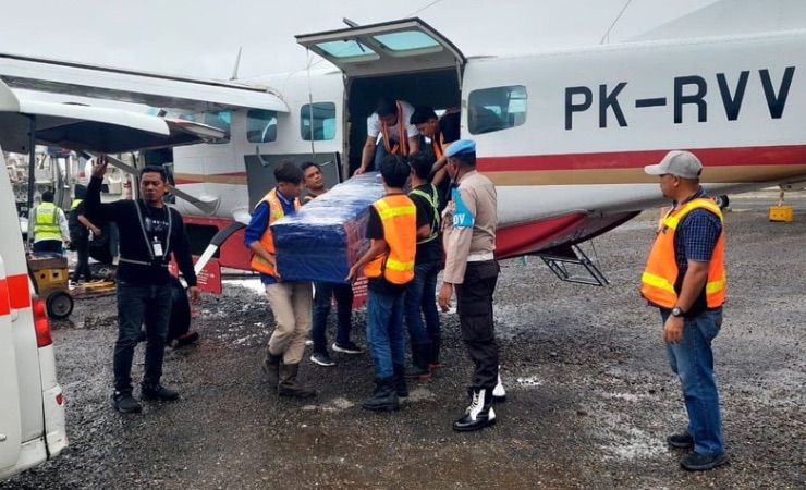 Proses Evakuasi Jenazah Rusli, seorang warga sipil yang menjadi korban kekejaman KKB di Paniai, Rabu (12/6/2024). (Foto: Ist)