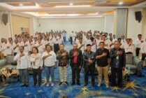Komisioner KPU Mimika bersama staf foto bersama dengan anggota PPD dan PPS susulan yang dilantik. (Foto: Mujiono/Seputarpapua)