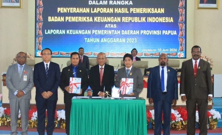 Foto bersama usai penyerahan LHP BPKbke Pemprov Papua. (Foto: Pemprov Papua/Dian Mustika)