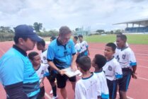 Direktur Papua Football Academy (PFA) Wolfgang Pikal saat melakukan pengecekan peserta seleksi yang hadir di MSC, Mimika, Papua Tengah, Jumat (14/6/2024). (Foto: Fachruddin Aji/Seputarpapua)
