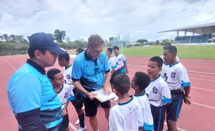 Direktur Papua Football Academy (PFA) Wolfgang Pikal saat melakukan pengecekan peserta seleksi yang hadir di MSC, Mimika, Papua Tengah, Jumat (14/6/2024). (Foto: Fachruddin Aji/Seputarpapua)