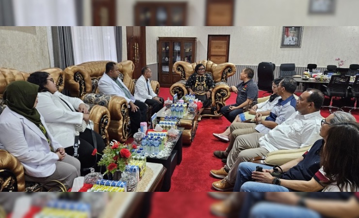 Pj Gubernur Papua Tengah Ribka Haluk didampingi Kepala Dinas Kesehatan Papua Tengah bertemu para dokter spesialis. (Foto: Dok Humas Pemprov Papua Tengah)