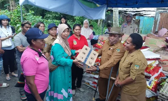 Dinsos Mimika Berikan Bantuan Korban Kebakaran di Jalan Yos Sudarso