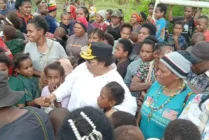 Pj Gubernur Papua Tengah Kunjungi Warga Pengungsi Korban Konflik di Paniai