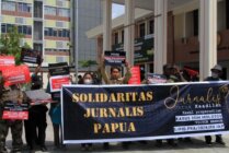 Solidaritas Jurnalis Papua memberikan dukungan pada sidang praperadilan di Pengadilan Negeri Jayapura. Jumat (28/6/2024).