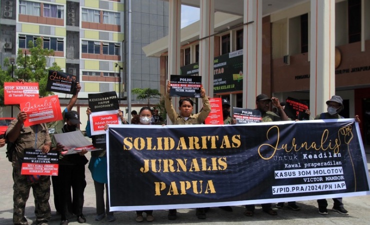 Solidaritas Jurnalis Papua memberikan dukungan pada sidang praperadilan di Pengadilan Negeri Jayapura. Jumat (28/6/2024).
