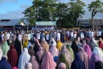Umat Muslim saat melaksanakan Salat Idul Adha di Lapangan Yos Sudarso, Agats