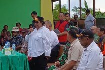 Pj Gubernur Papua Tengah Ribka Haluk saat mengunjungi Masyarakat Paniai di Bibida yang mengungsi akibat meningkatnya kontak tembak di Distrik tersebut. (Foto: Ist)