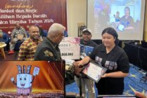 Plt Bupati Mimika Jhon Rettob dan Ketua KPU Mimika Dete Abugau menyerahkan hadiah kepada pemenang lomba maskot dan jingle Pilkada. (Foto: Anya Fatma/Seputarpapua)