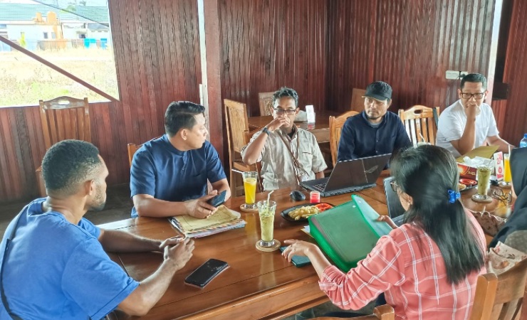 Suasana koordinasi antara Divisi Data KPU Mimika dengan tiga perguruan tinggi swasta terkait relawan Pantarlih. (Foto: Mujiono/Seputarpapua)