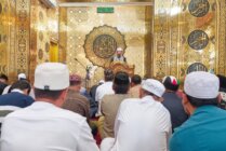 Umat muslim di Masjid Darussalam saat mendengarkan khotbah yang disampaikan Ustaz Joko Prianto. (Foto: Mujiono/Seputarpapua)