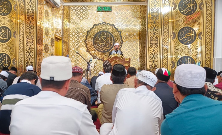 Umat muslim di Masjid Darussalam saat mendengarkan khotbah yang disampaikan Ustaz Joko Prianto. (Foto: Mujiono/Seputarpapua)