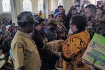 Penyerahan bantuan dari Pj Gubernur Papua Tengah Ribka Haluk kepada pengungsi di Bibida, Paniai. (Foto: Firga/Seputarpapua)