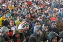 Ribuan warga dari Distrik Bibida yang memilih untuk mengungsi di Gereja Katolik Salib Suci, Kampung Madi, Distrik Paniai Timur, Kabupaten Paniai, Provinsi Papua Tengah, akibat terjadinya gangguan keamanan di wilayah mereka. (Foto: Firga/Seputarpapua)
