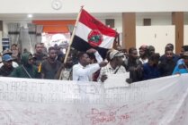 Aksi Demo Jilid II Masyarakat Adat Suku Kimahima dan Maklew di Gedung DPRD Merauke menolak investasi perkebunan tebu di Pulau Kimaam, Merauke, Papua Selatan, Jumat (21/6/2024). (Foto: Hendrik Resi/Seputarpapua)