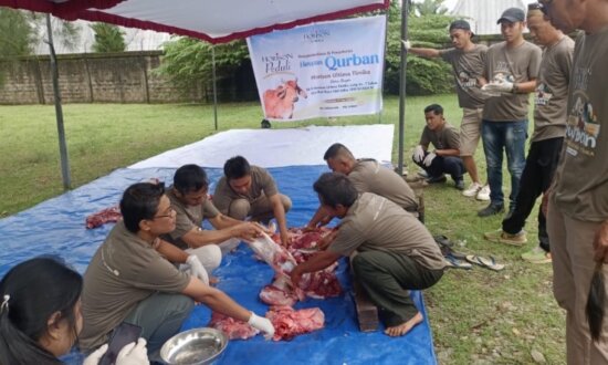 Karyawan Hotel Horison Ultima Timika saat memotong daging untuk kemudian dibagikan kepada masyarakat. (Foto: Mujiono/Seputarpapua)