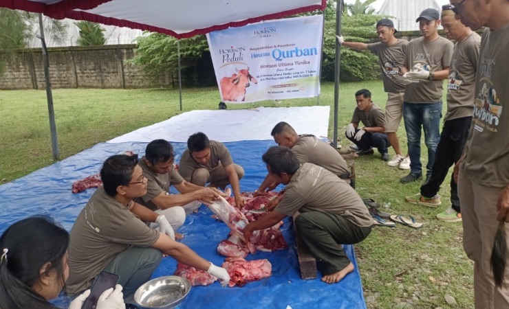 Karyawan Hotel Horison Ultima Timika saat memotong daging untuk kemudian dibagikan kepada masyarakat. (Foto: Mujiono/Seputarpapua)