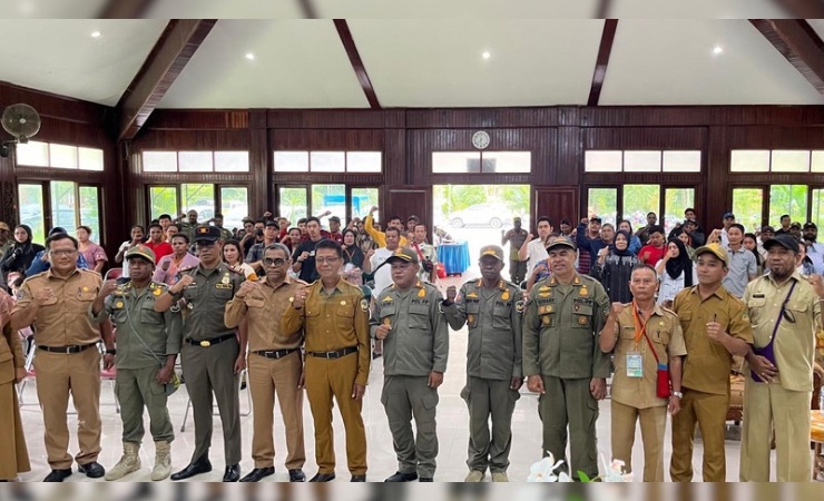 Foto bersama dalam pembukaan kegiatan sosialisasi oleh Dinas Satpol PP di Gedung Bobaigo Keuskupan Timika. (Foto: Anya Fatma/Seputarpapua)