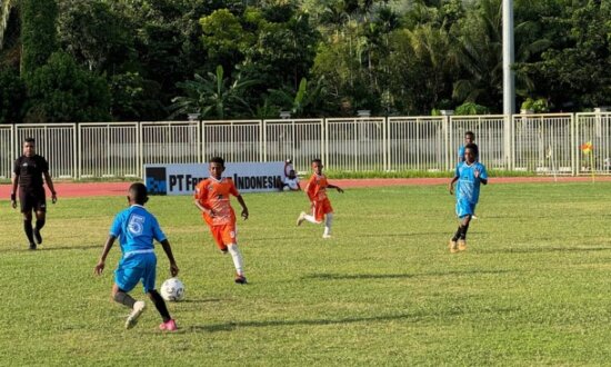 Pemain 10 SSB di Jayapura saat mengikuti gelaran PTFI Grassroot Turnamen 2024. (Foto: Corporate Communication (Corcomm) PTFI)