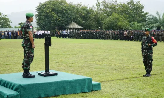 Ribuan personel gabungan TNI-Polri mengikuti apel pengamanan kunjungan Presiden RI di Lapangan Denzipur 10/KYD Waena, Kota Jayapura, Papua. (Foto: Dok Pendam Cenderawasih)