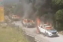 Kendaraan aparat keamanan yang dibakar massa di Puncak Jaya, Rabu (17/7/2024)