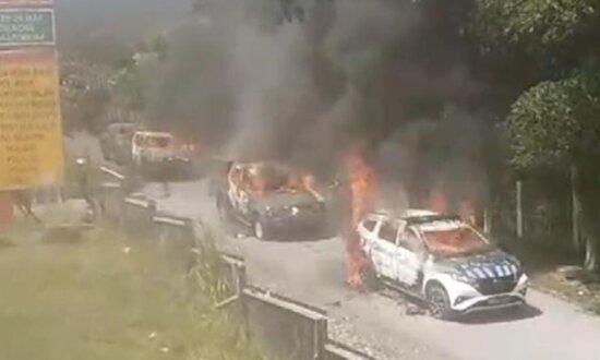 Kendaraan aparat keamanan yang dibakar massa di Puncak Jaya, Rabu (17/7/2024)