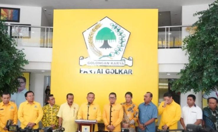 Sekretaris Jenderal Partai Golkar, Lodewijk F. Paulus dan Ketua Bappilu Golkar, Ahmad Doli Kurnia di kantor DPP Golkar (tengah) beserta jajaran. (Foto: DPP Partai Golkar)