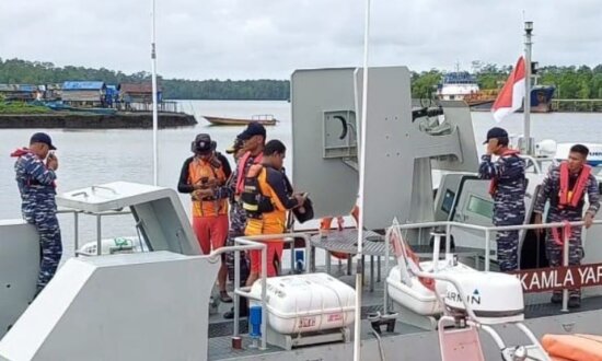 Tim SAR dari Basarnas Timika dan TNI AL bersiap melakukan pencarian Kapal LCT Cita XX yang hilang kontak. (Foto: SC Video Humas SAR Timika)